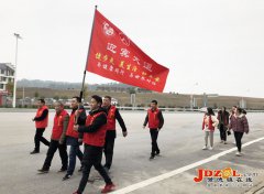 澳门威尼斯人网址：期间大家积极主动地清扫了休息亭路面积水及废弃烟头